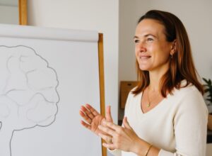 Psychotherapeutin Stefanie Trilling erklärt Zusammenhänge von Wahrnehmung und inneren Bildern in einem Tagesseminar in Düsseldorf